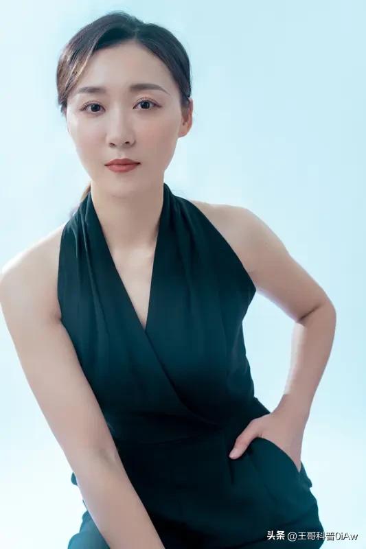 多少岁的女人最吸引男人，这还真没有标准答案。
二十来岁的女生，鲜活热烈，爱憎分明