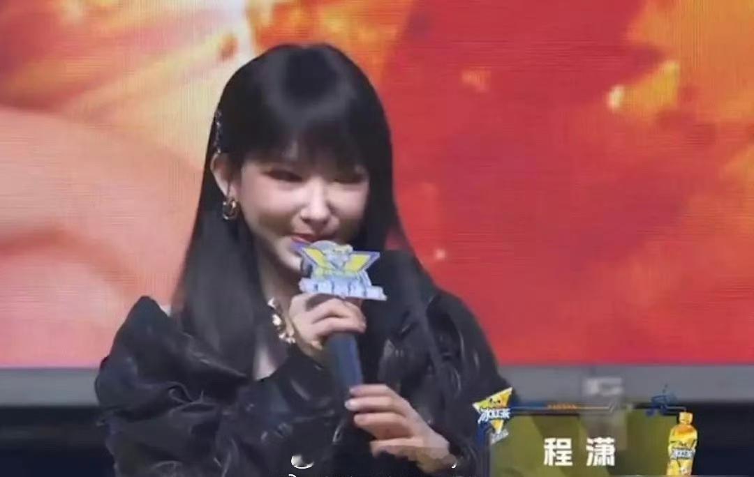 程潇脸肿了咋拍成这样了 这样看有点像张俪[笑cry] ​​​