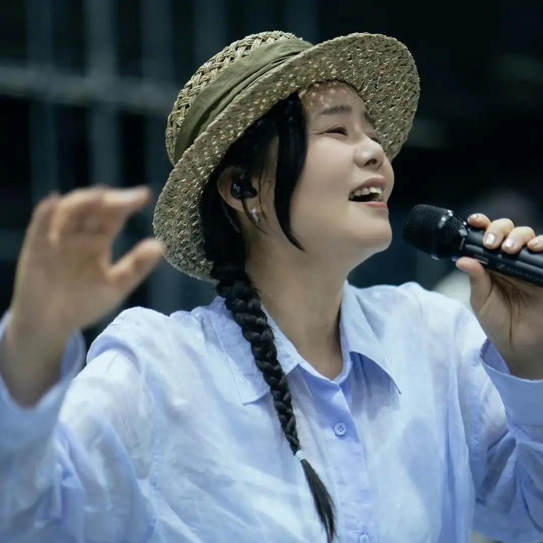 离婚后的龚琳娜终于学会独立：50岁了才迎来真正的叛逆期。“我这20年过得特幸福，