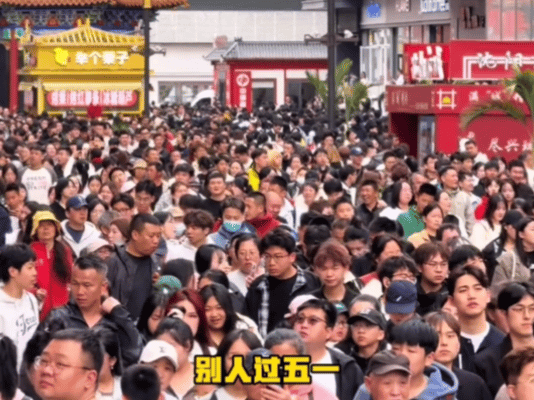 沈阳人劳动节也这么有仪式感沈阳人真把劳动节当事办了沈阳把劳动节过得格外走心！街头