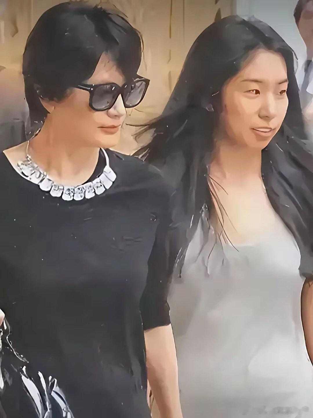网友偶遇林青霞林和女儿逛街，林青霞女儿颜值很一般。 ​​​