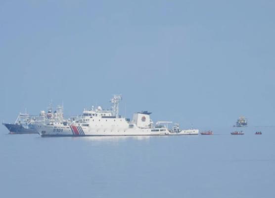 大动作！中业岛传来动静：中国海警抵近，人员登上礁石，海警船进入战备状态——这次不