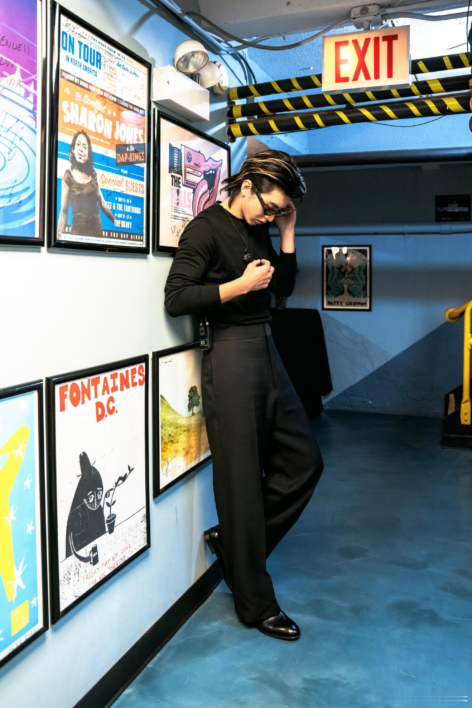 蔡徐坤芝加哥站后台造型蔡徐坤芝加哥站后台大片舞台下的蔡徐坤松弛感好迷人，低调质感