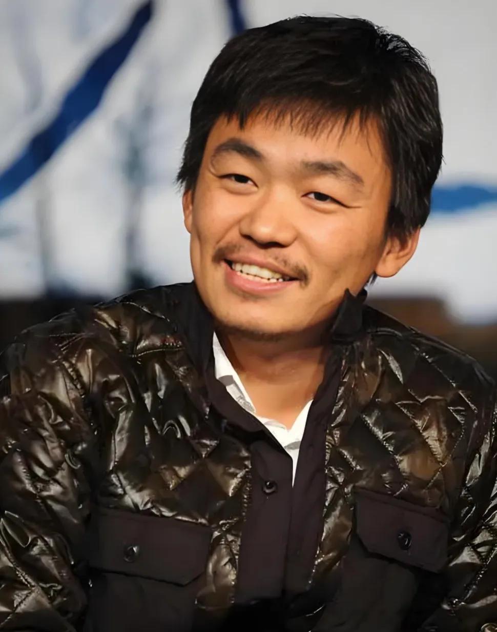 王宝强
让你用一句话来形容现在的他，
你最想说的是什么❓
#王宝强又翻车了# #