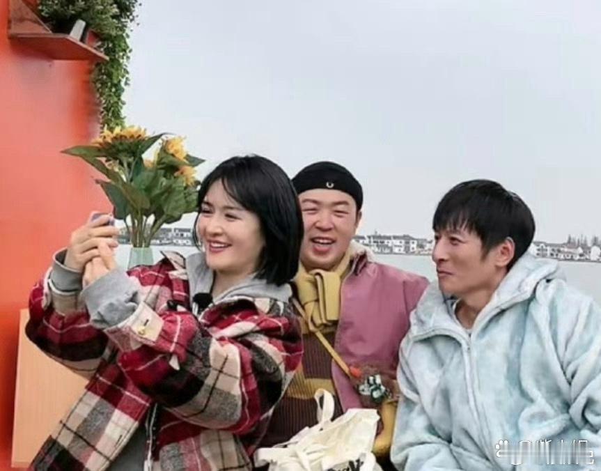 快乐大本营里的李维嘉、谢娜和杜海涛合体啦，奇怪的是只有李维嘉变了！ 