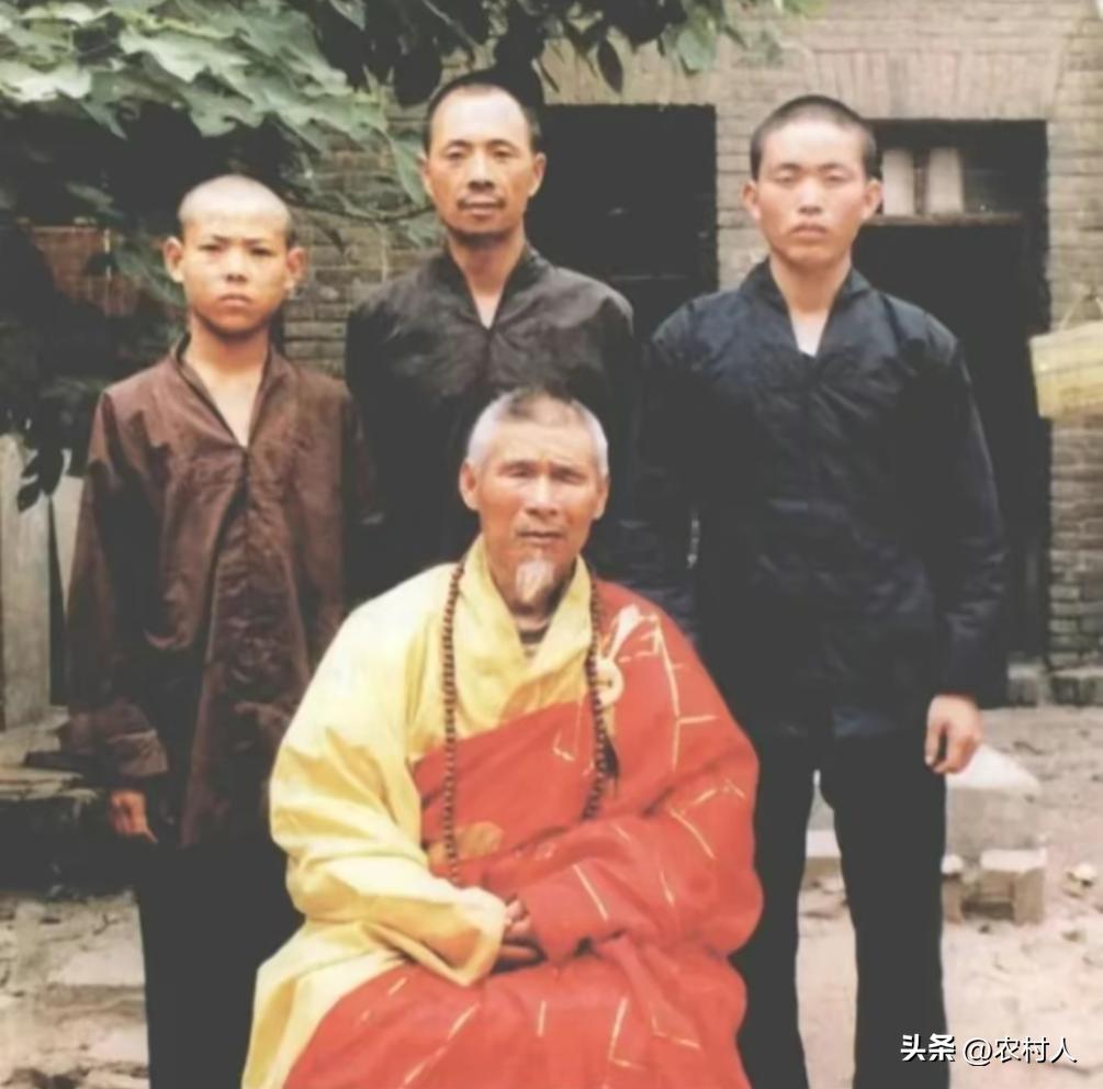40年前，20岁的释永信初入佛门不久，还是一个青涩稚嫩的小沙弥。在少林寺的一处庭