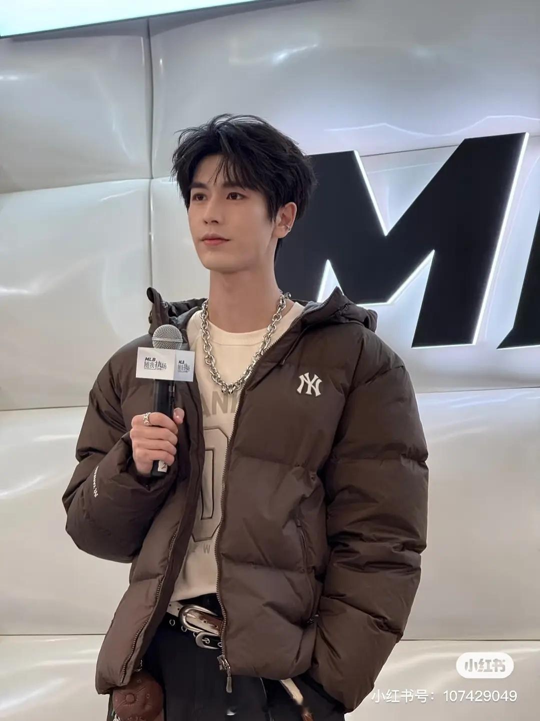 张凌赫今日份活动线下好多人 他的生图也很牛 