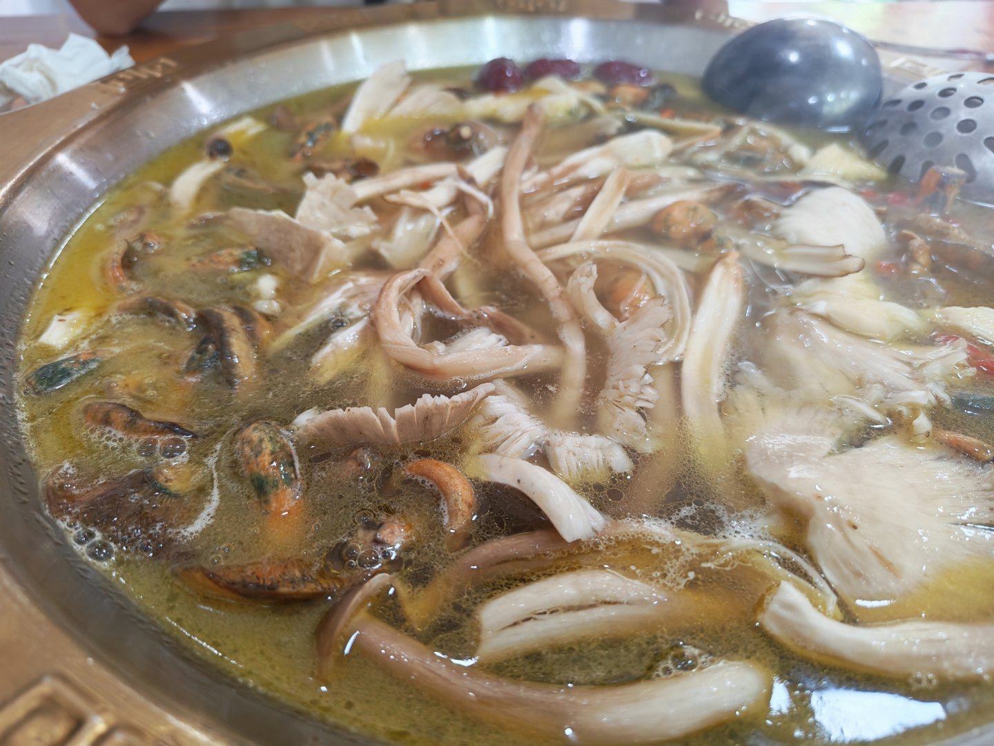 跑去吃了一家清炒见手青和菌子锅，吃完一路寻思着我应该确实是在开车而不是背着车在跑
