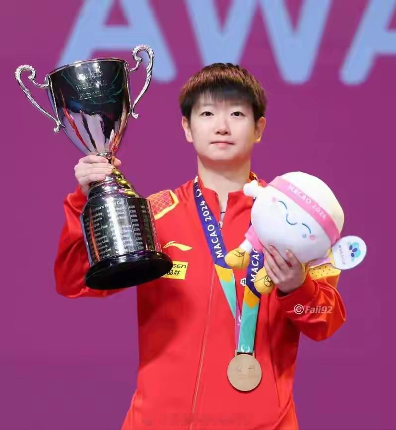 孙颖莎斩获澳门世界杯三连冠 邱贻可发文祝贺  弟子暖心回应致谢最强后盾！2026