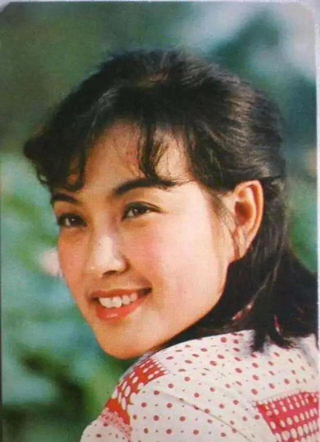 感觉刘晓庆是那种从贴在墙上的明星海报上走出来到菜市场买菜的第一人，她曾经是个神话