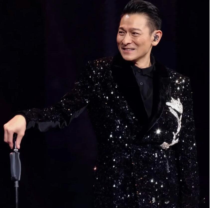大家不要羡慕刘德华了
我们永远不可能成为他
仅仅一个条件，我们就无法达到，他的人
