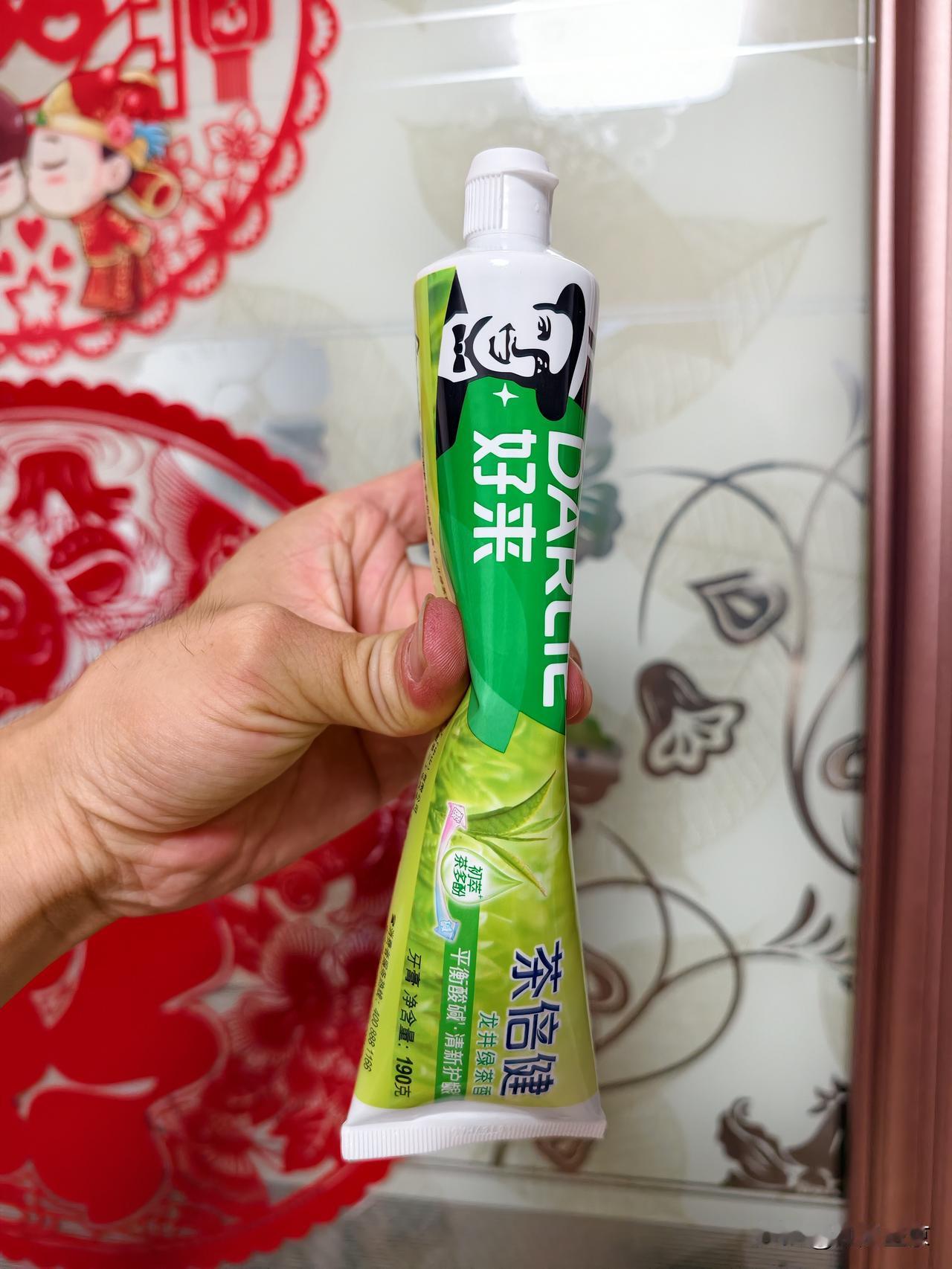网购牙膏踩坑！看着190克满满一管，一捏直接傻眼
 
在某多上看牙膏，想着买一管