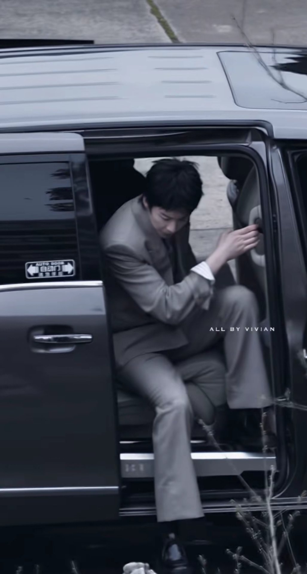 刘宇宁西装界最严厉的父亲刘宇宁西装战神刘宇宁又帅又瘦腿又长，跟西装的适配度完全1