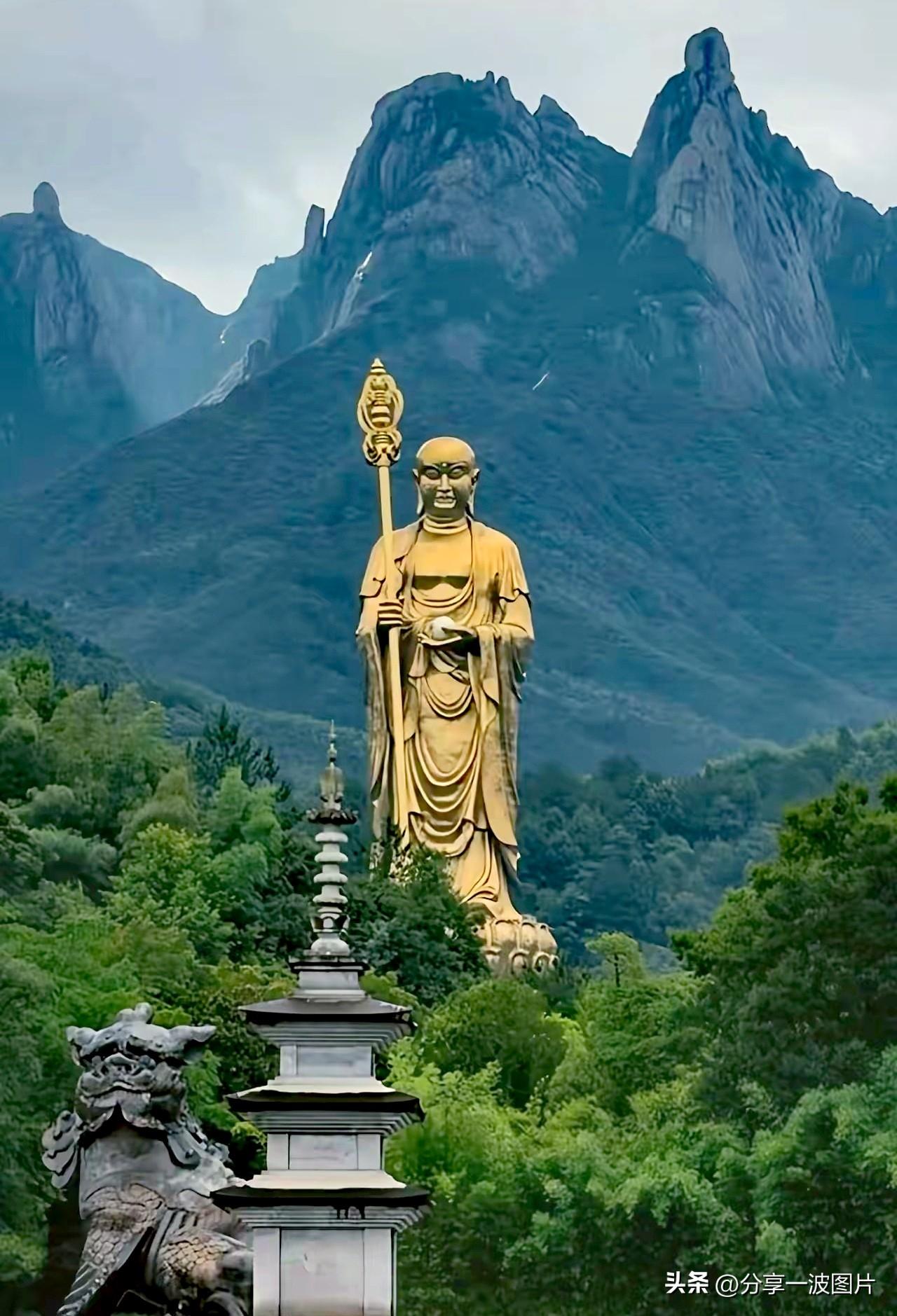 青山巍立金身现，
大愿慈悲护世间。