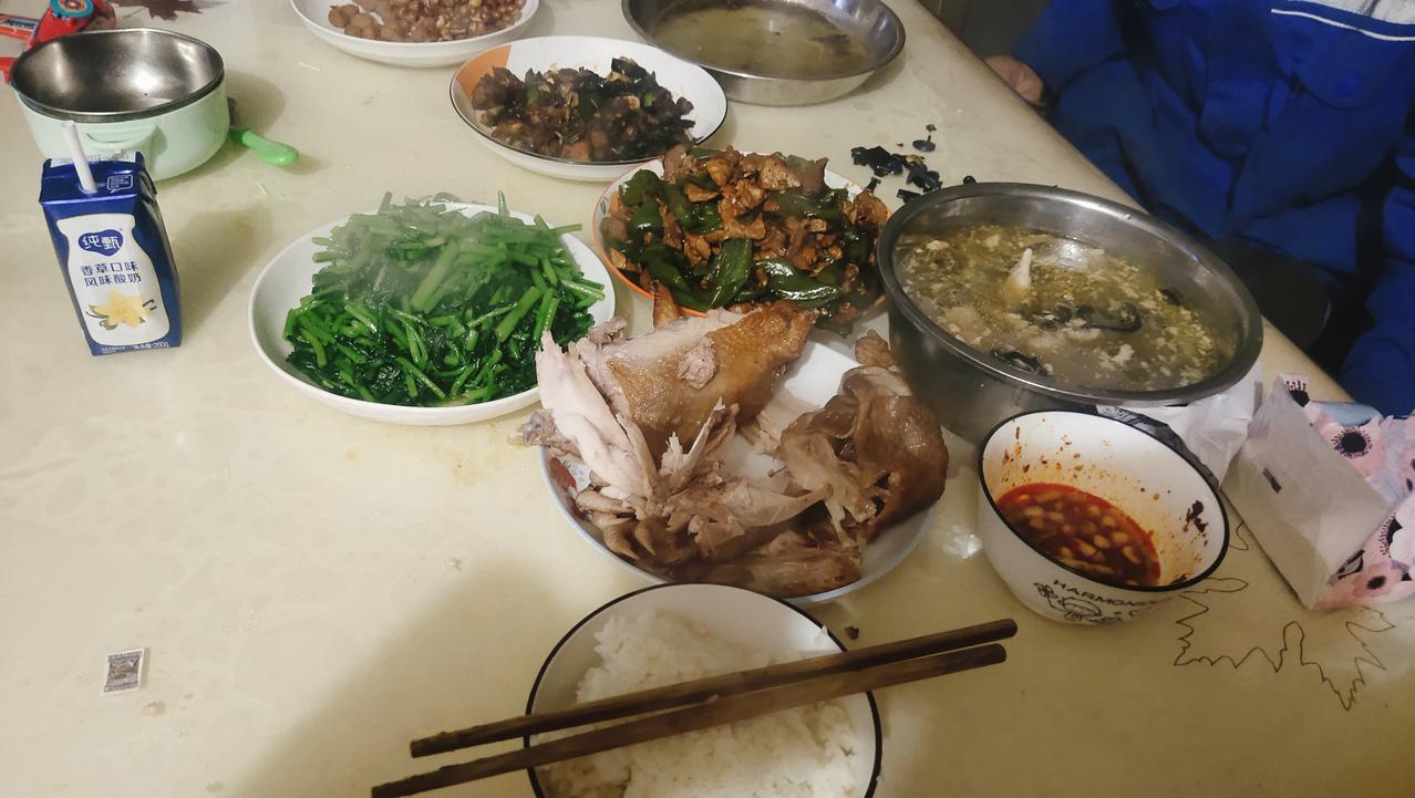 一个人也要好好吃饭呀，这几天都是自己做饭，感觉很充实很快乐