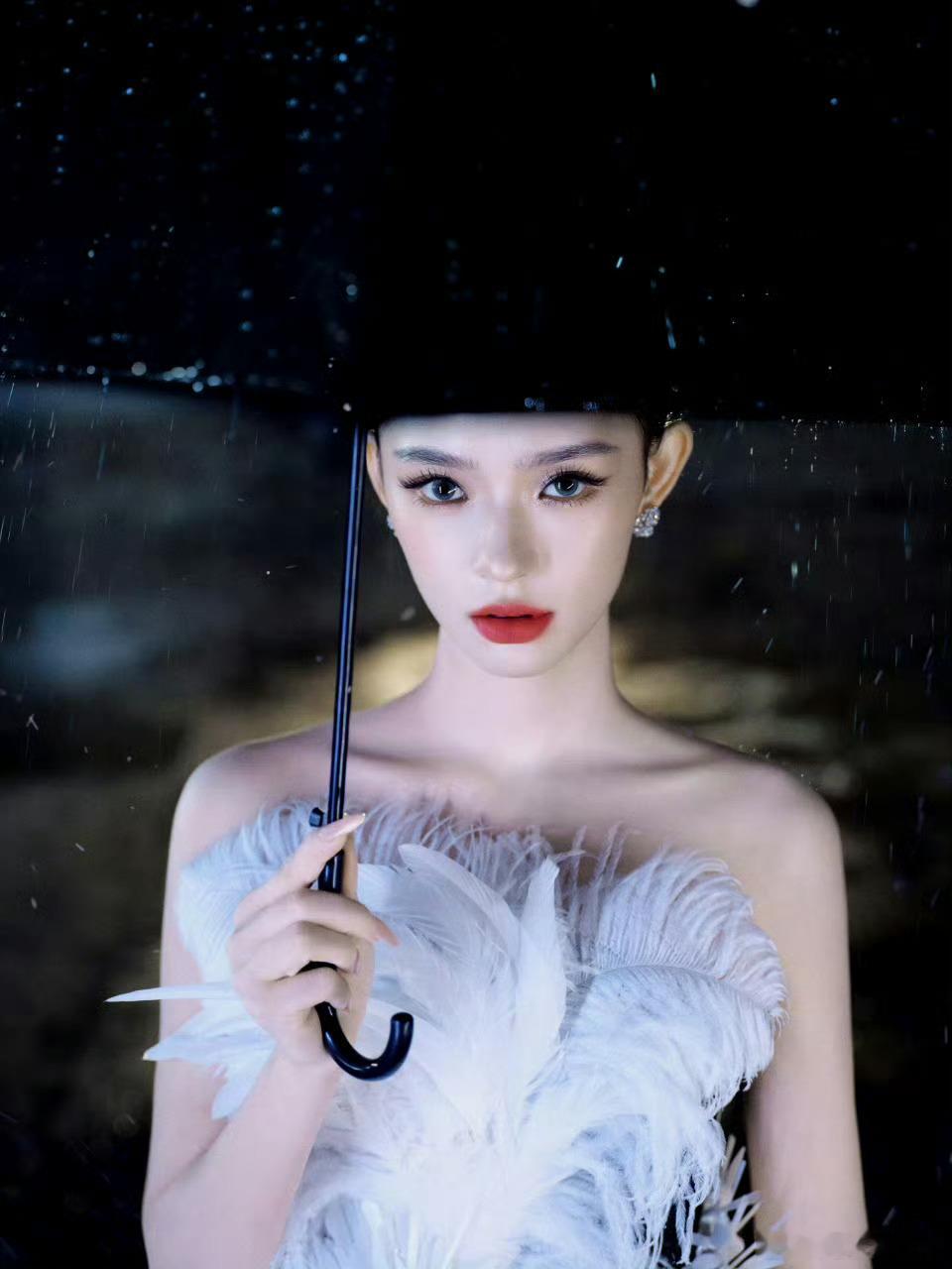 林允cos天鹅之梦 是谁的DNA动了？林允cos小乔天鹅之梦，白黑撞色礼服适配度