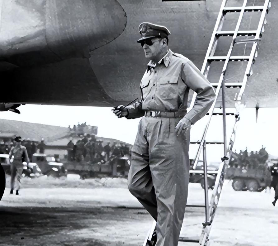 1962 年，当时已经 82 岁的麦克阿瑟惊闻印度跟中国开战了，赶紧写了一篇文章