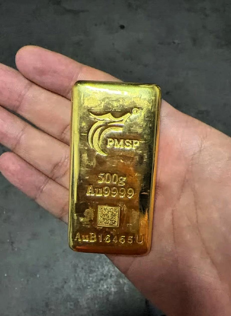 手里持有大量黄金的人，
估计现在已经彻底破防了，
7月21日大盘金价已经
涨到8