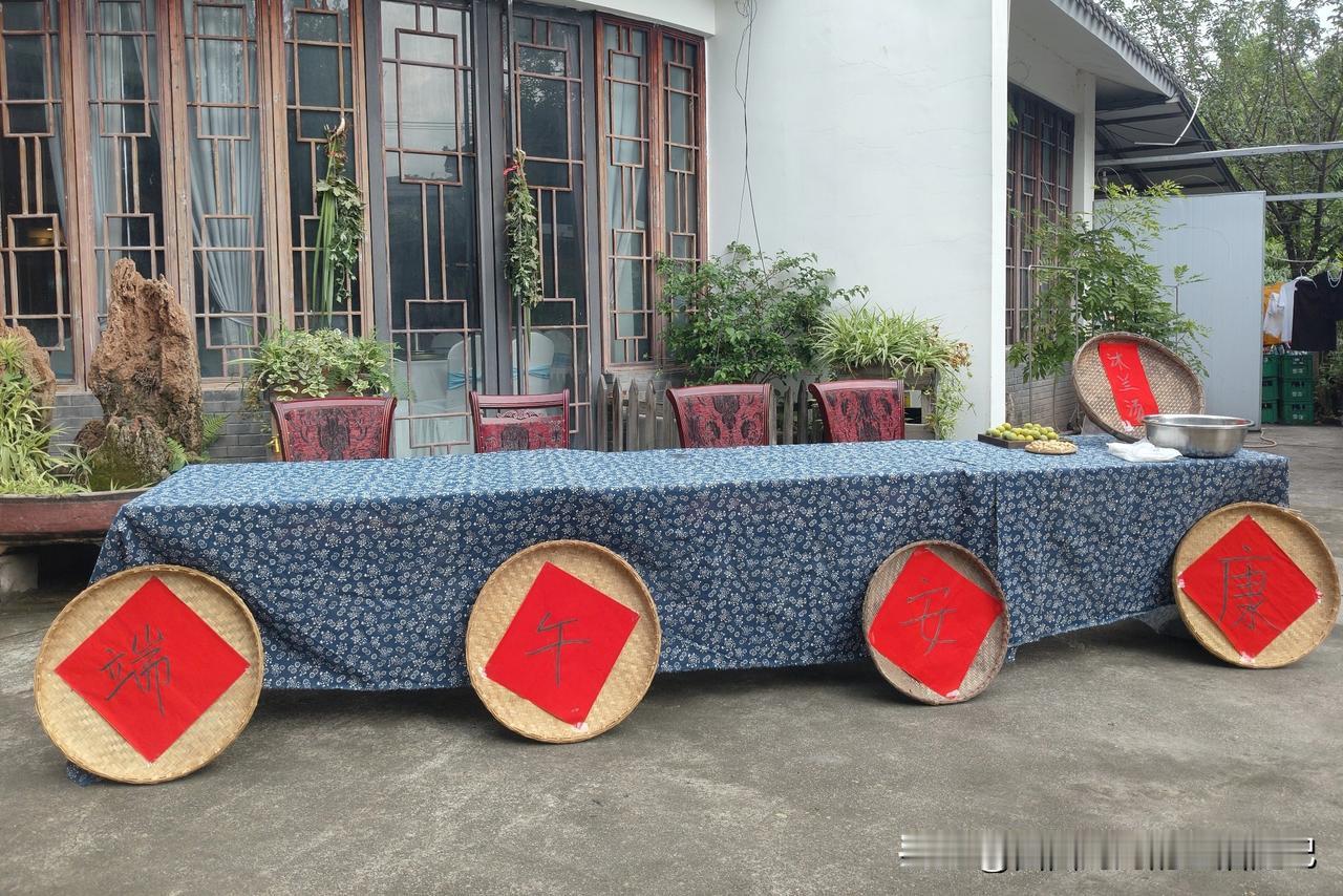 我认为甜粽子

我喜欢吃甜粽子，我们每年都会自己买食材来包粽子，甜粽子也是包的比