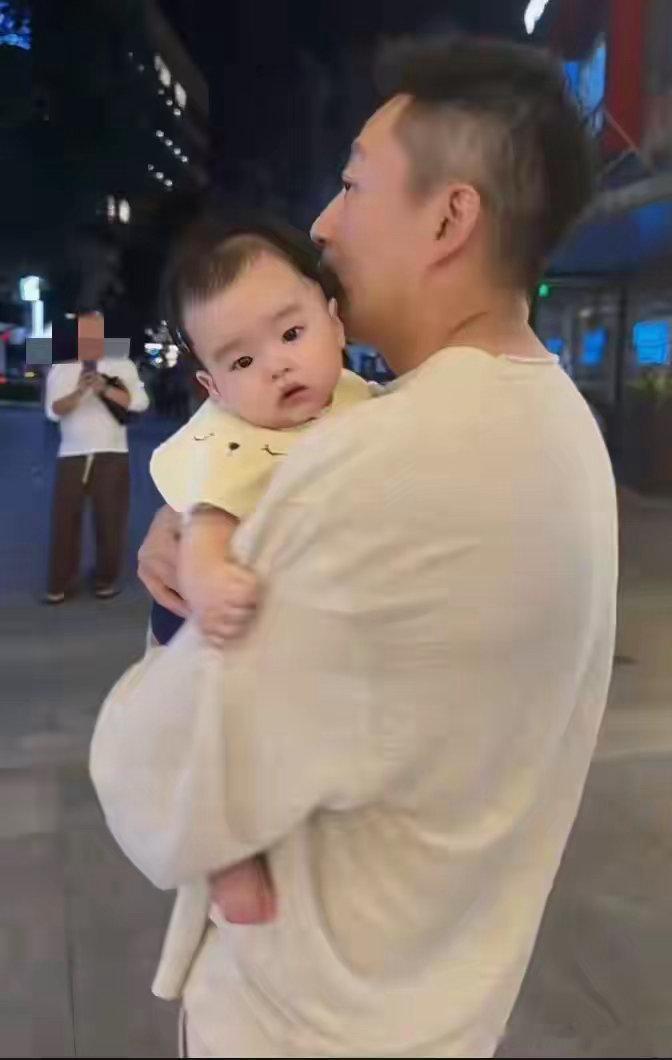 小菲北京抱小儿子去巡店，父爱满满，小宝宝趴爸爸肩膀萌萌哒！ 