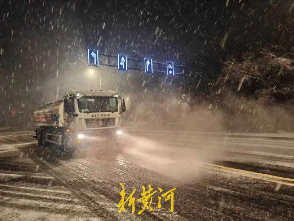 济南迎雨雪天气，3月2日一早，城区各主次道路、高架路桥、陡坡匝道等道路已清理完毕