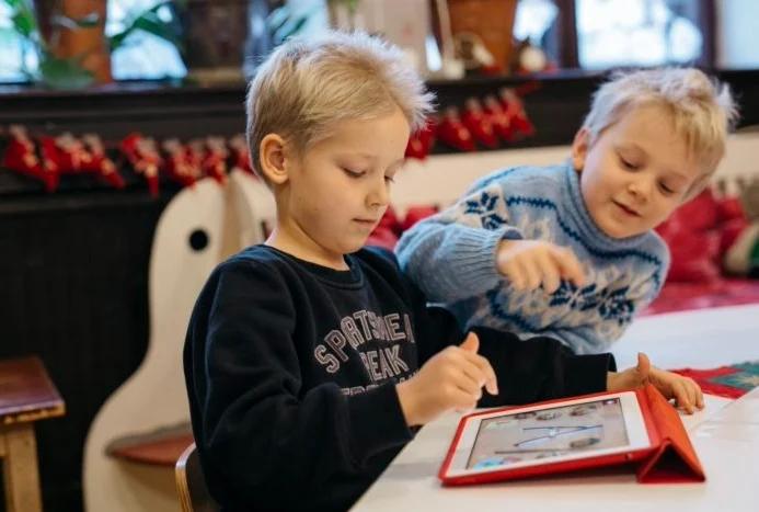 开智 媒体教育贯穿于芬兰的整个教育课程中 芬兰对抗假新闻的战斗从幼儿园教室展开。