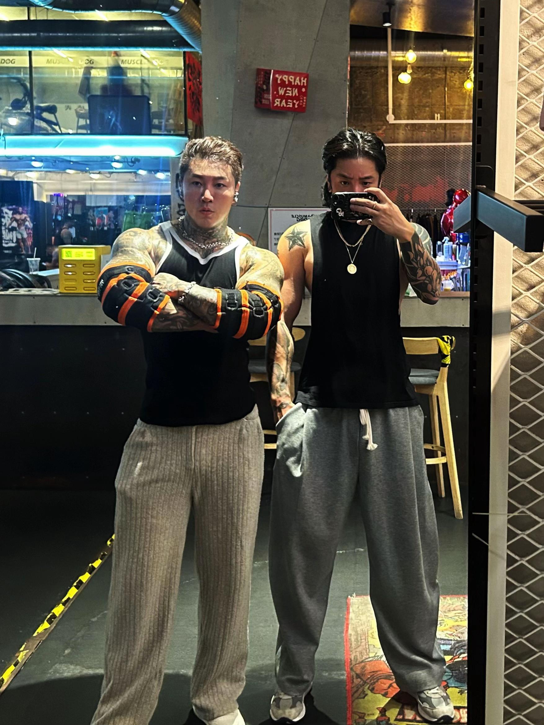 肌肉狗榨肩。大哥带练