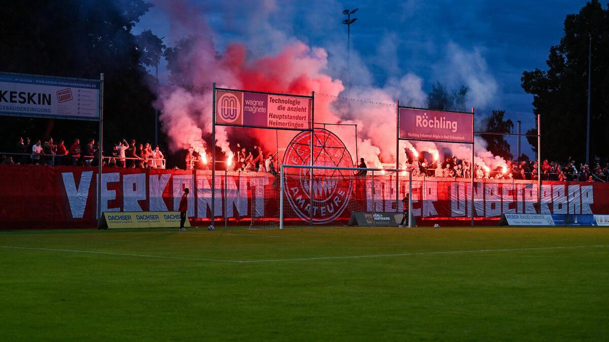 拜仁二队因多次燃放烟火被巴伐利亚足球协会（BFV）扣除1分并罚款2.6万欧 。据