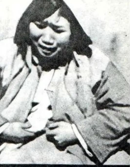 1945年，日军轮奸了黄美英，紧接着在她的下身灌入辣椒水，割去了她的双眼和双乳。