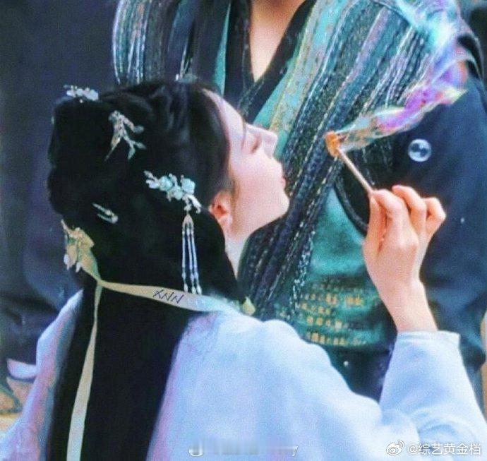 尽管热巴缺席，粉丝凭借 41 张票展现强大凝聚力，将亮相  。 