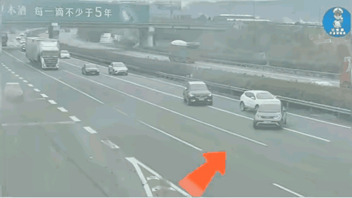 好个：让速不让道？
没办法，松开油门儿的同时，还是往左打了一下方向，已经很不错了