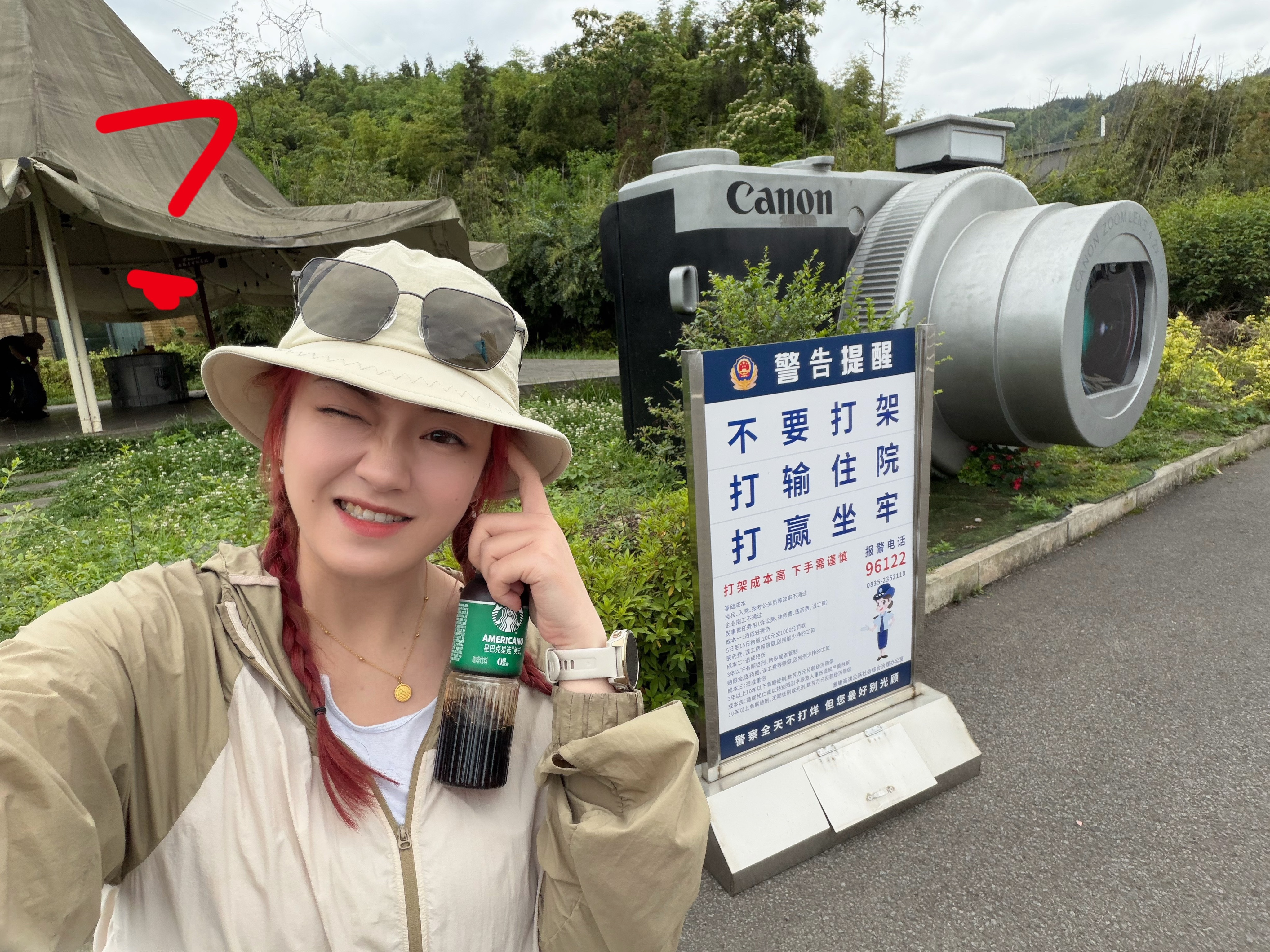 不理解……我们佳能佬平时有这么凶吗？为啥打赢坐牢打输住院的牌牌要放在咱相机旁边？