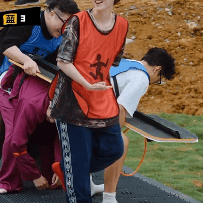 还以为鹿晗这个镜头是特效哈哈哈哈哈 五哈里鹿晗模仿邓超的片段，丝滑程度让人误以为