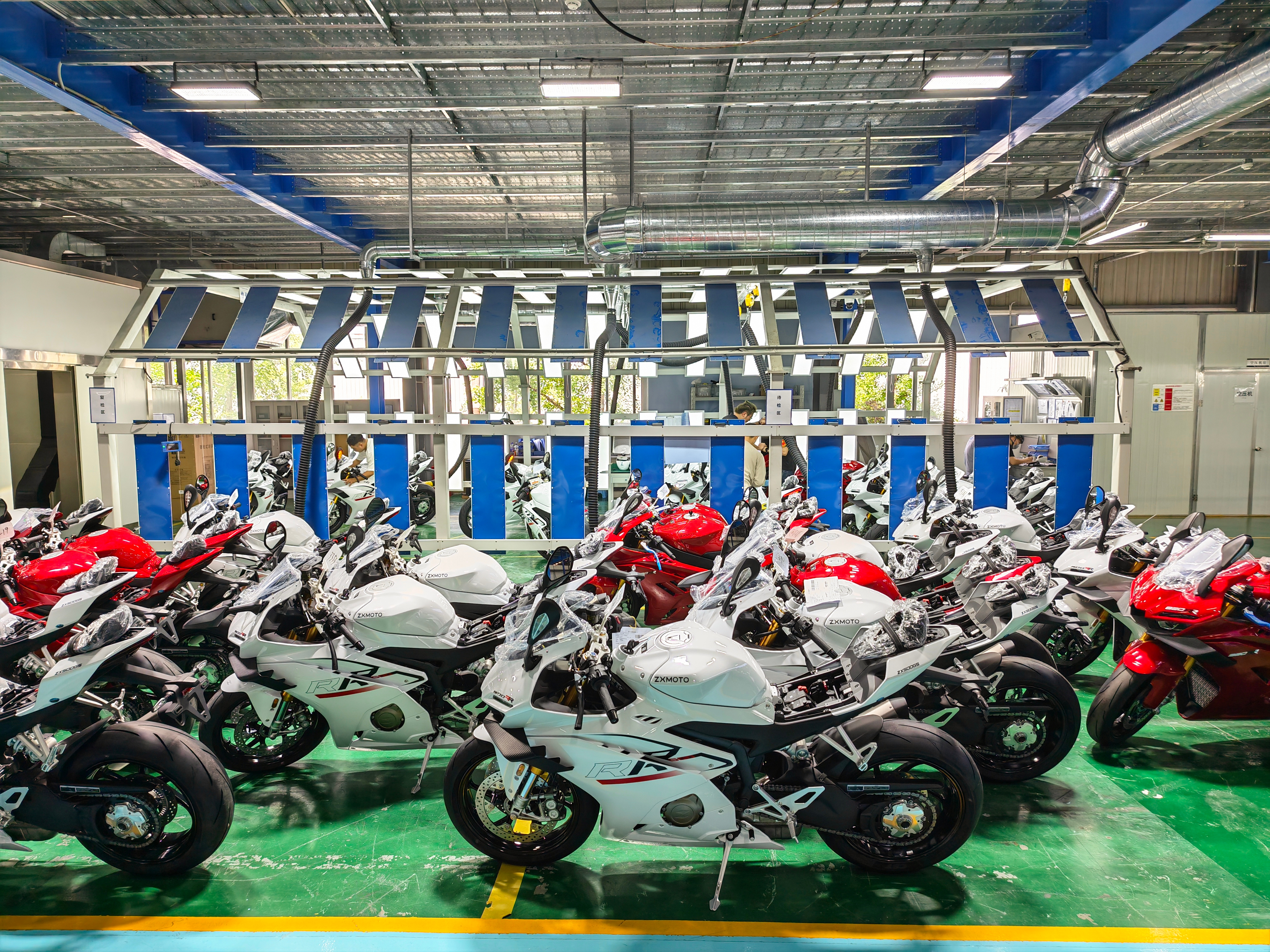 全网心疼的碎屏手机终于下岗！张雪喜提荣耀V6，搭载耐用省心的黑钻屏，日常使用耐刮