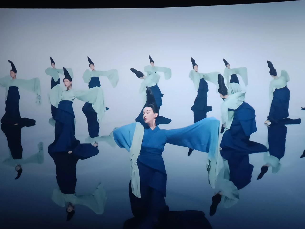 #电影评论赏析# #电影千里江山图# 
电影《只此青绿》最经典的一句话是：“无名