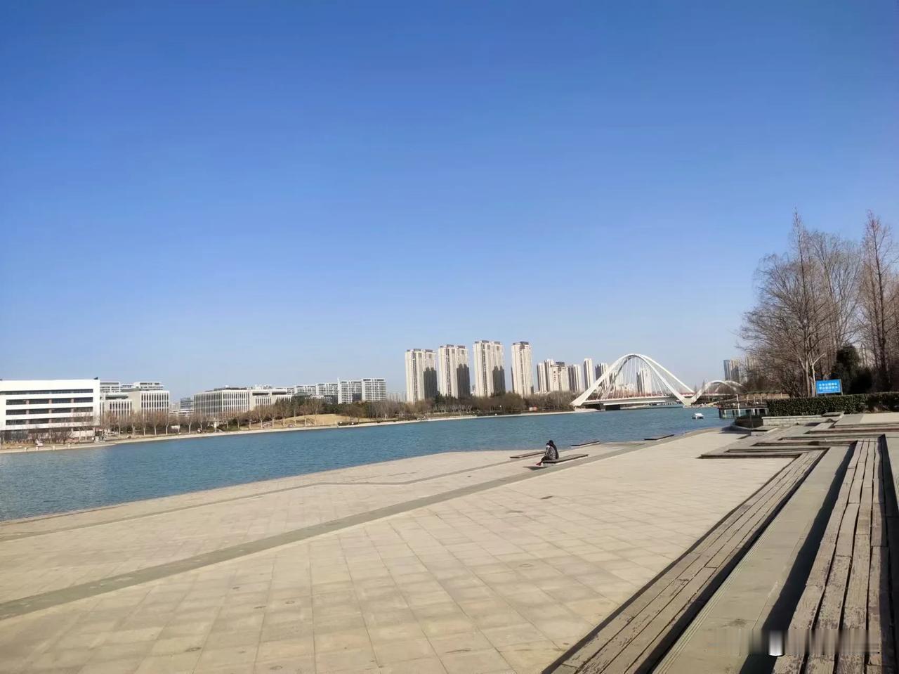 今天，路过郑州天健湖附近，环境确实不错