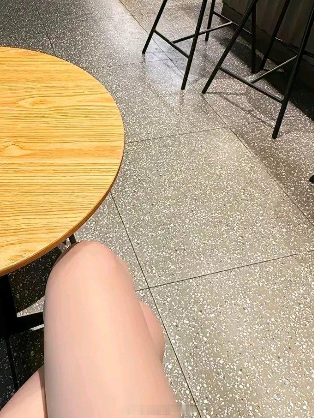 昨天好累 导致今天没心情，只知道全身疲惫酸痛，安安静静坐着，身体被抽空，每一寸肌