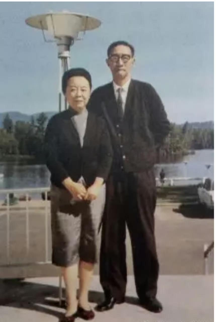 张幼仪晚年和丈夫的合影，这一张照片拍摄于1967年，地点在香港的湖边码头。左侧女