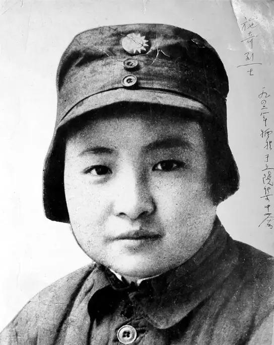 新四军军部机要科机要员，皖南事变中不幸被捕。被捕时敌人轮奸了她，并染上了梅毒不予