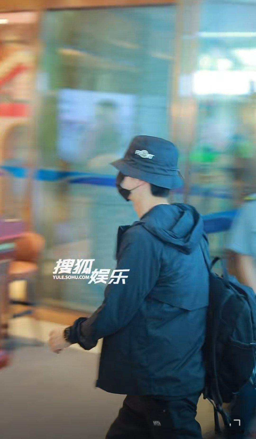 #王一博机场走的好快##王一博武汉机场出发# ​​​很帅啊 ​​​
