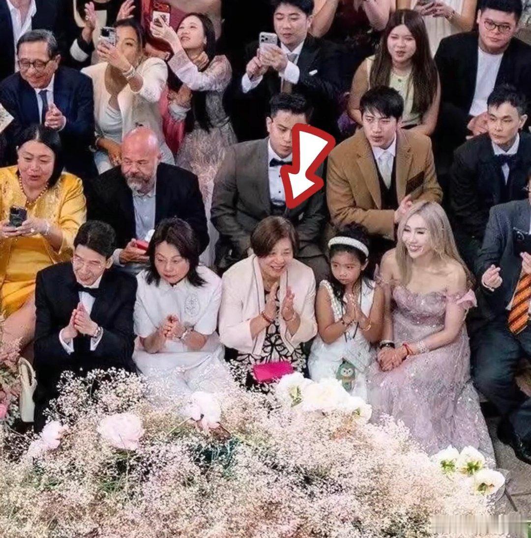 何猷君办婚礼保姆坐前排c位 好想去何猷君家做保姆何猷君婚礼把保姆珍姐安排在第一排
