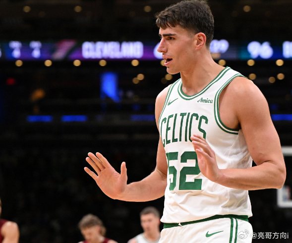 NBA常规赛，凯尔特人117-112战胜灰熊。赛后，德里克·怀特接受了采访。谈及