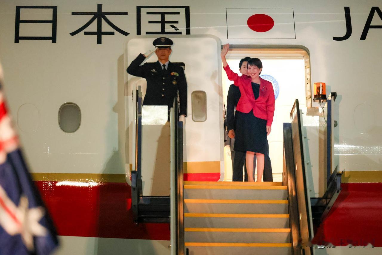 高市早苗，红衣访澳。日本首相高市早苗结束对越南的访问，乘机飞抵澳大利亚，她穿了一