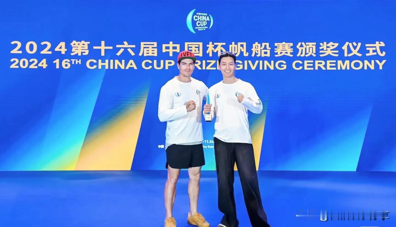 窦骁中国杯帆船赛夺冠
在那片波澜壮阔、风起云涌的中国杯帆船赛赛场上，一位出人意料