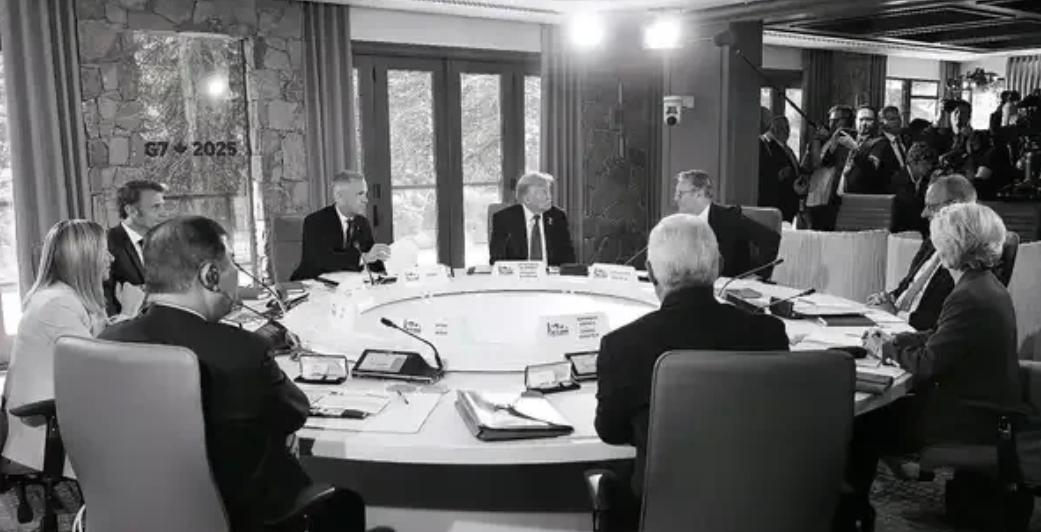 你敢信吗？G7 峰会上发生了这么戏剧性的一幕。欧盟主席冯德莱恩专门掏出来一块磁铁