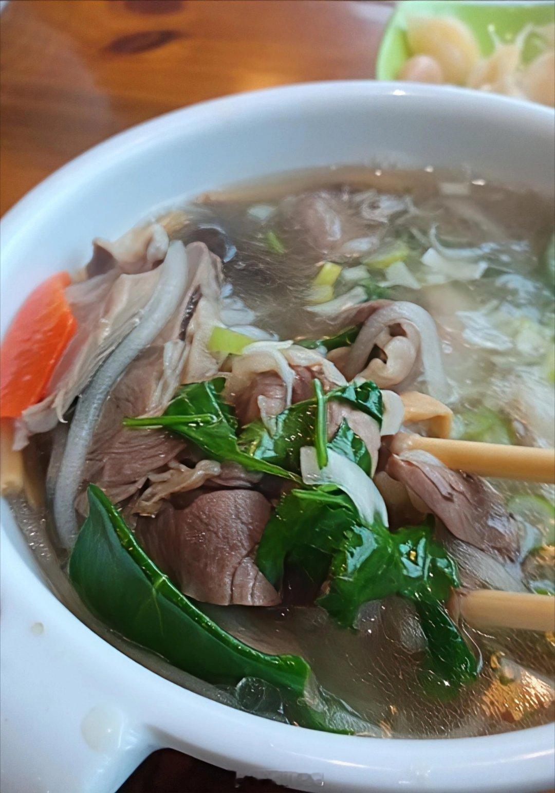 今天天冷，在老白师吃了个烩羊肉，带一个饼。汤有点淡，感觉不是纯肉汤。美食[超话]