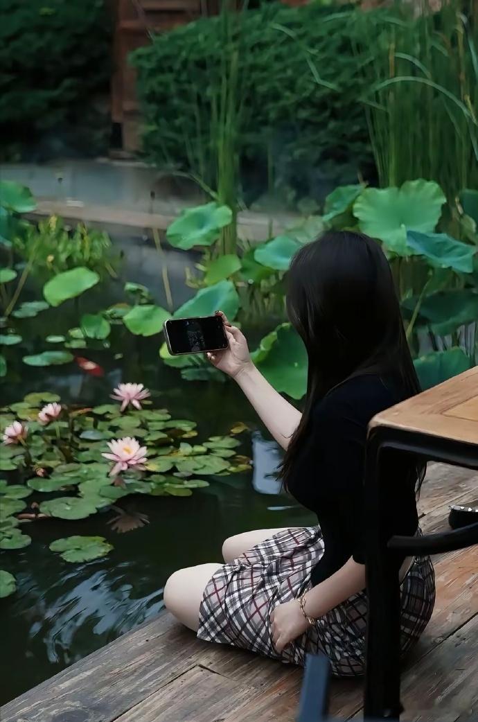 荷花池看到的漂亮女生在拍照！ ​​​