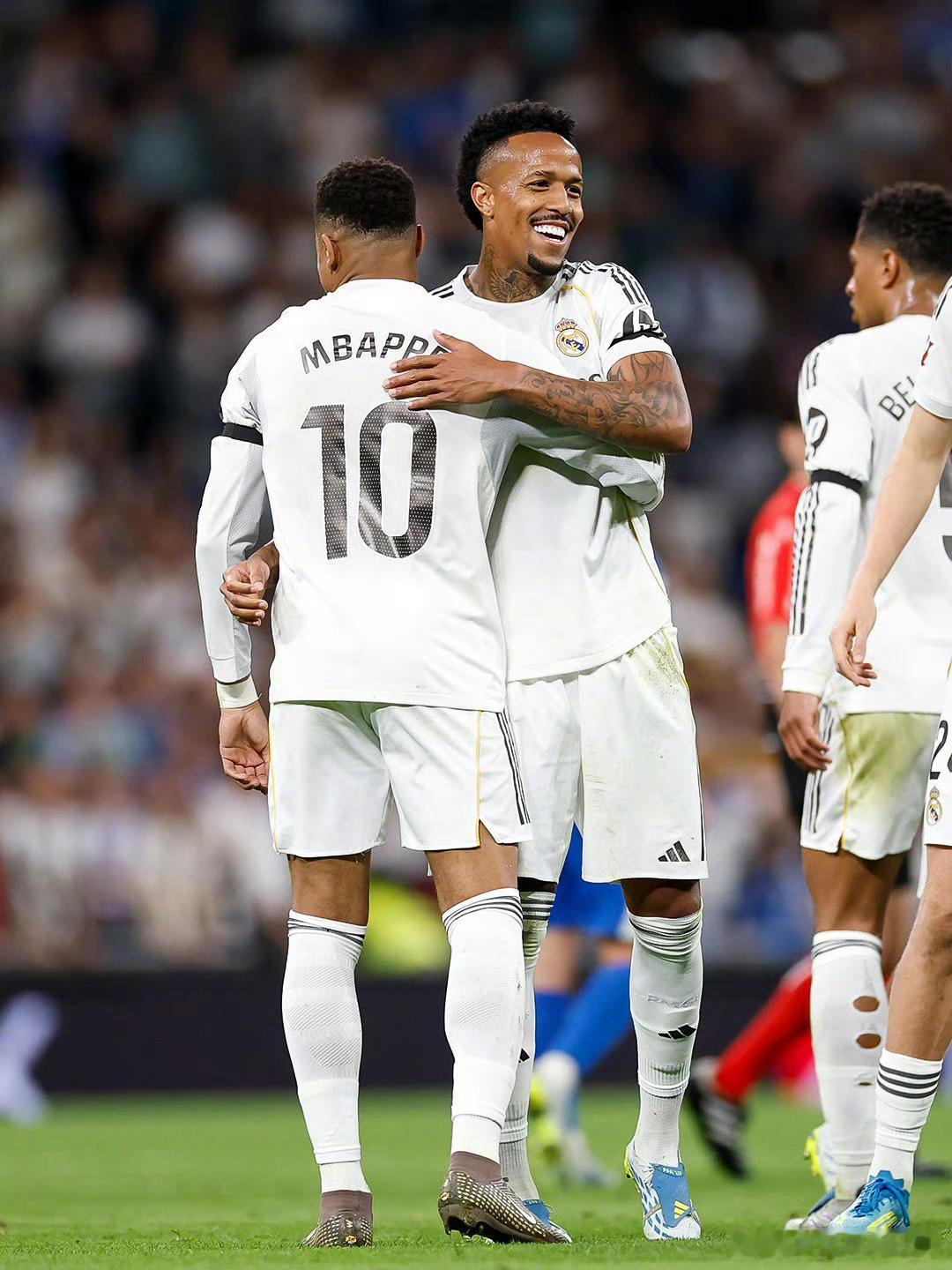 皇马2:1阿拉维斯进入四月皇马整体状态持续低迷，联赛一平一负连续不胜，被巴萨拉开