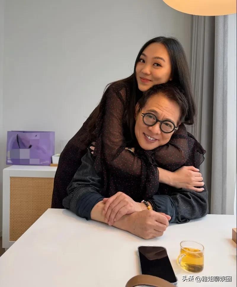 近日，李连杰在个人社交平台晒出一组与女儿温馨合影照片，女儿长得婷婷玉立，青春靓丽