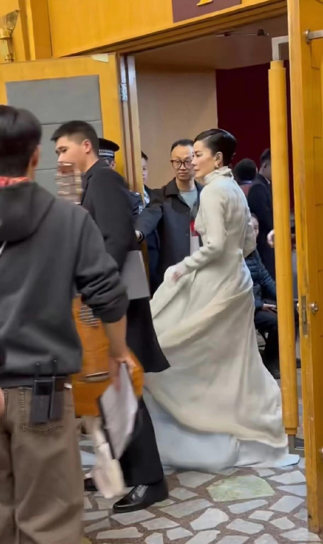 央视官宣王菲春晚将带来新歌。
王菲又要上春晚了，彩排门口蹲了那么多狗仔就是没拍到